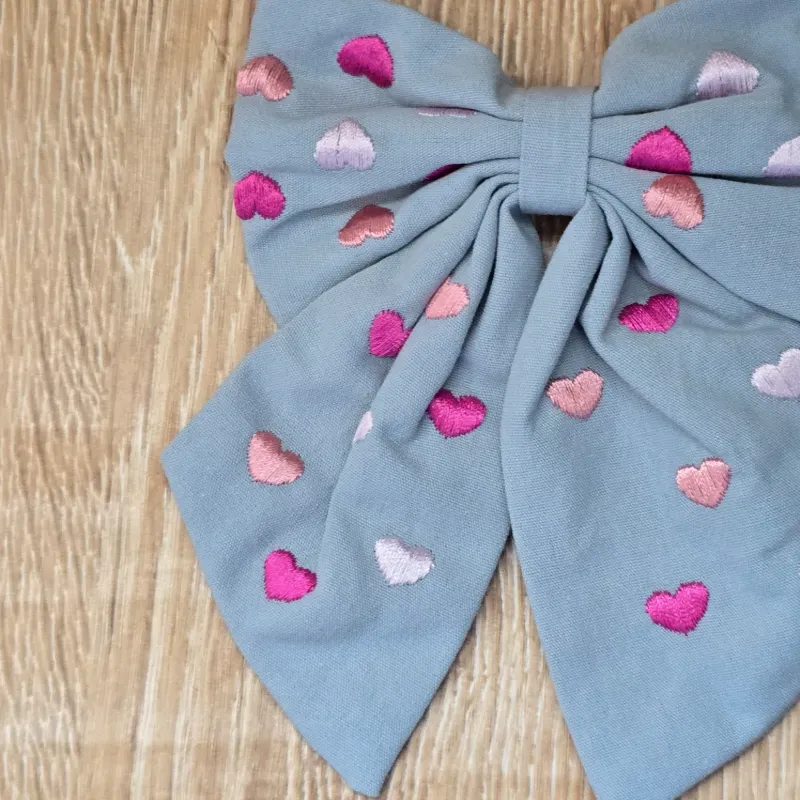 Lazo color azul con corazones