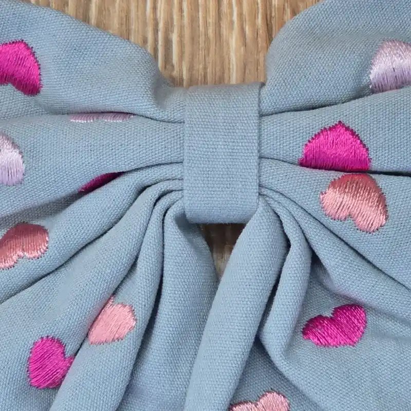 Lazo color azul con corazones