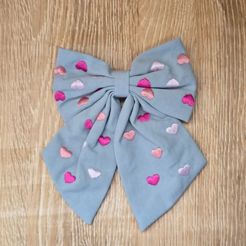 Lazo color azul con corazones