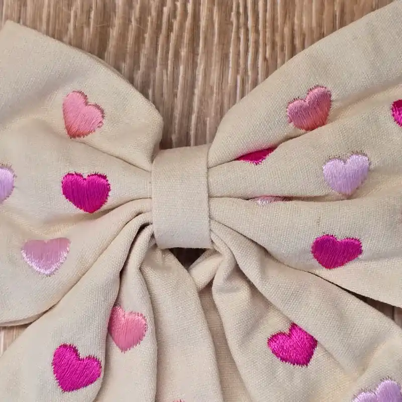 Lazo color Beich con corazones