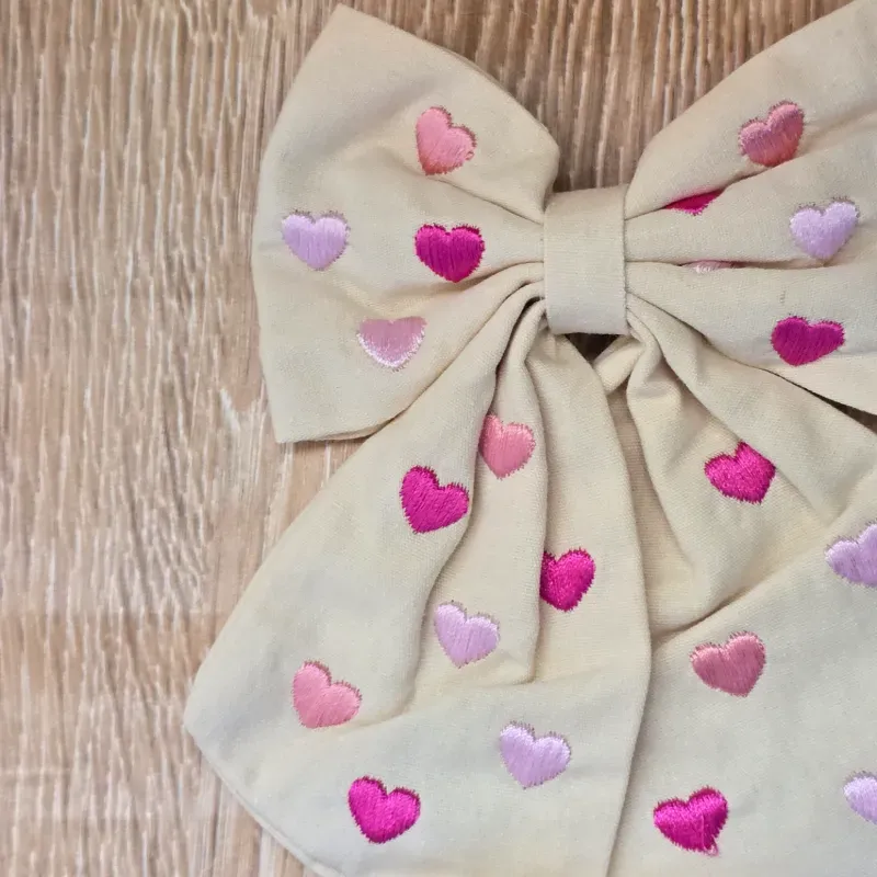 Lazo color Beich con corazones