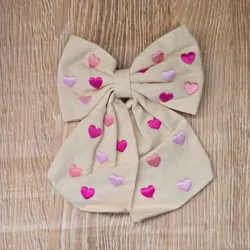 Lazo color Beich con corazones