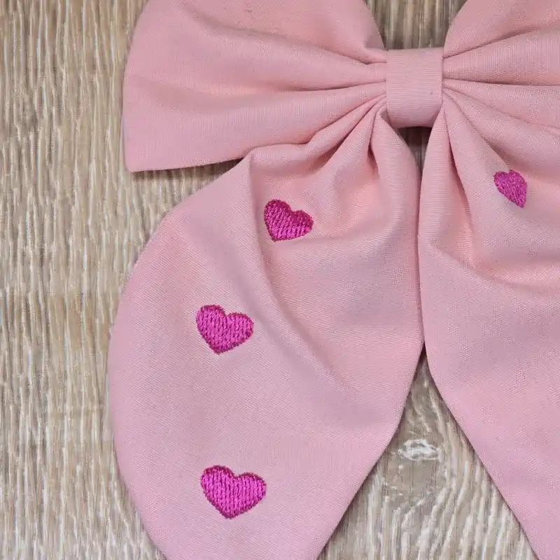 Lazo color rosa con corazones