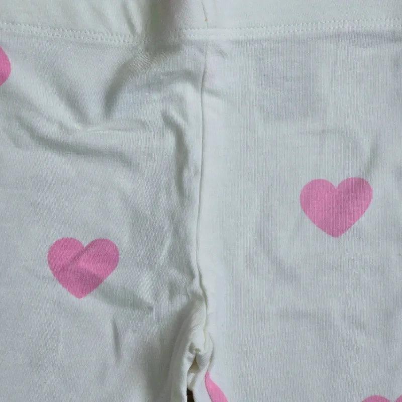 Leggin corto blanco de corazón.