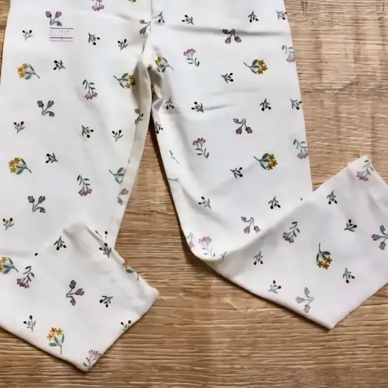 Legging blanco con lazos negros