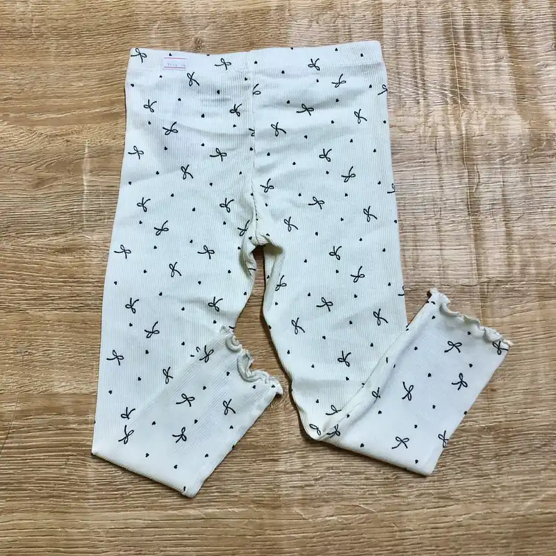 Legging blanco con lazos negros