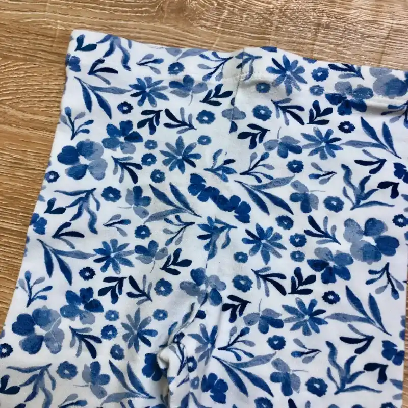 Leggins blancas con flores azules 