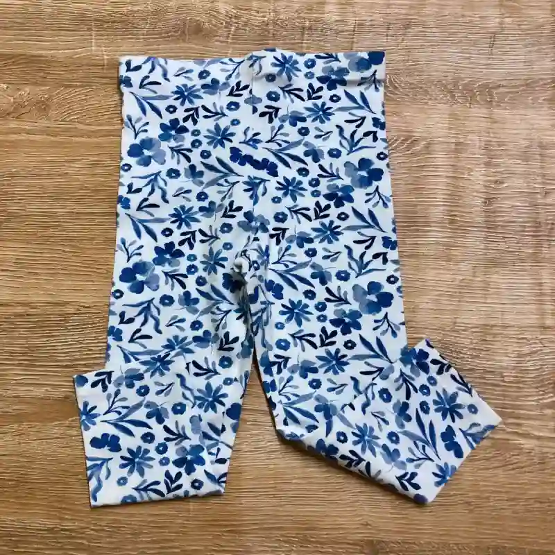 Leggins blancas con flores azules 