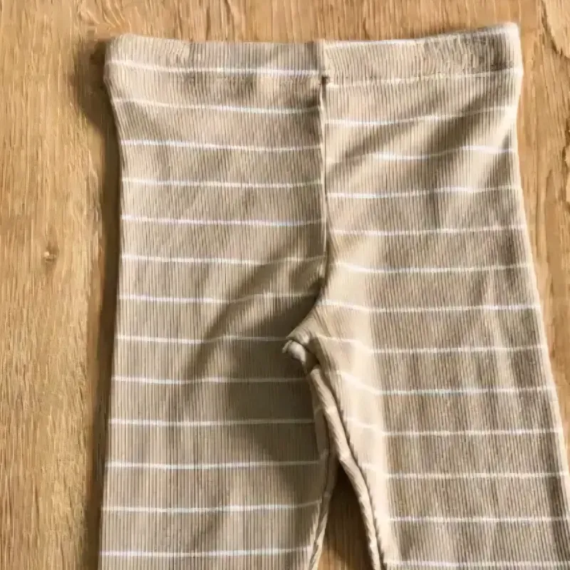 Leggins color marrón claro con rayas blancas