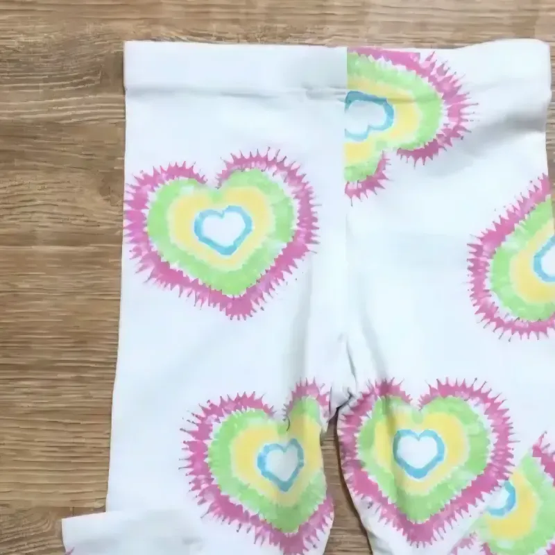 Leggins con corazones rosados y verdes