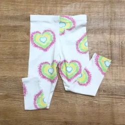 Leggins con corazones rosados y verdes 