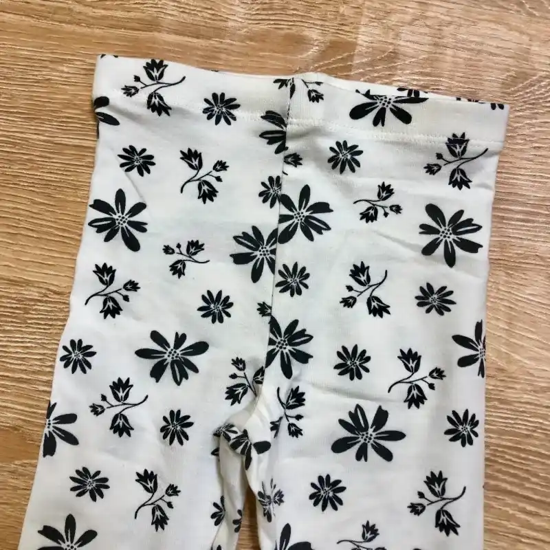 Leggins con flores de color negro