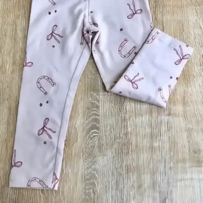 Leggins con herraduras y lazos