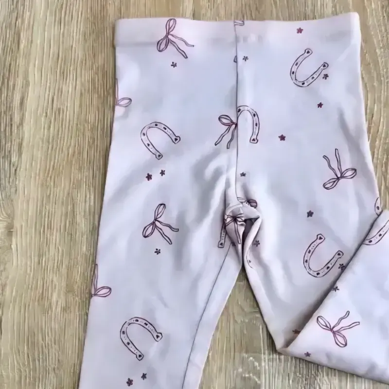 Leggins con herraduras y lazos