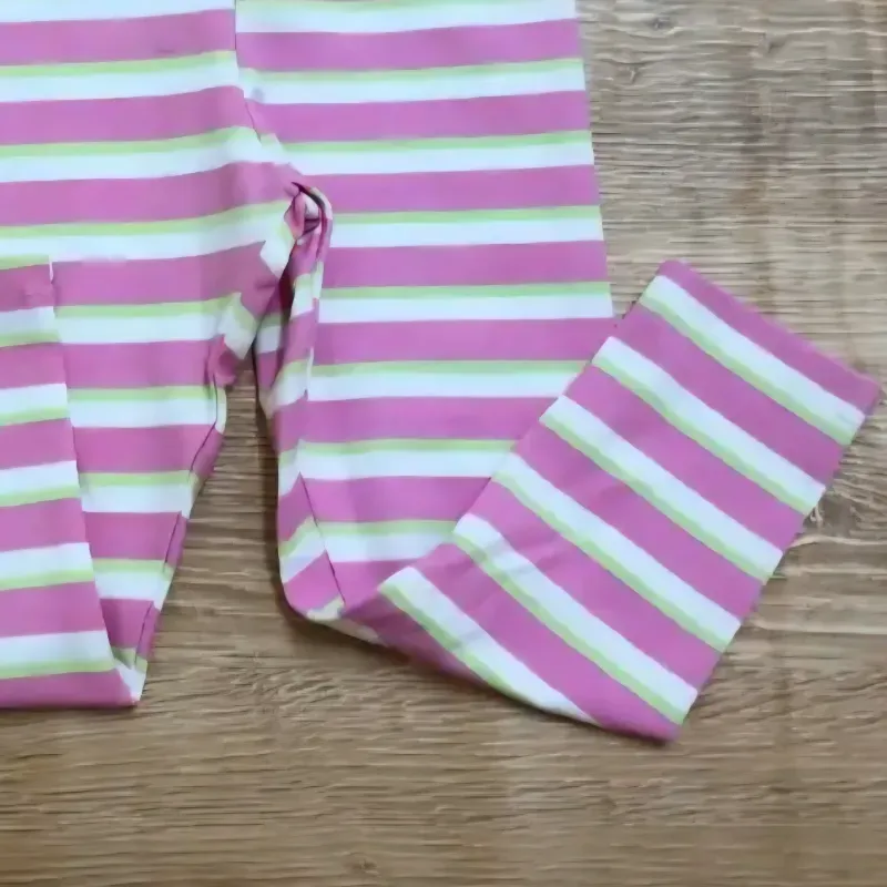 Leggins con rayas rosadas y verdes 