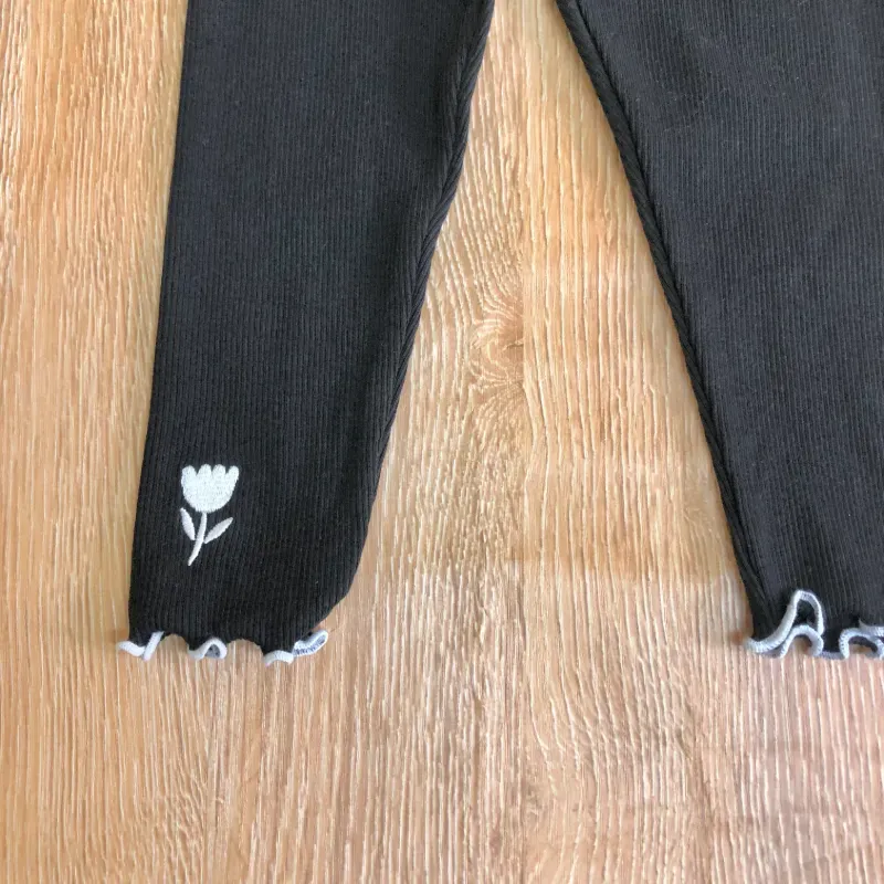 Leggins de canalé color negro con flor