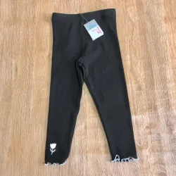 Leggins de canalé color negro con flor