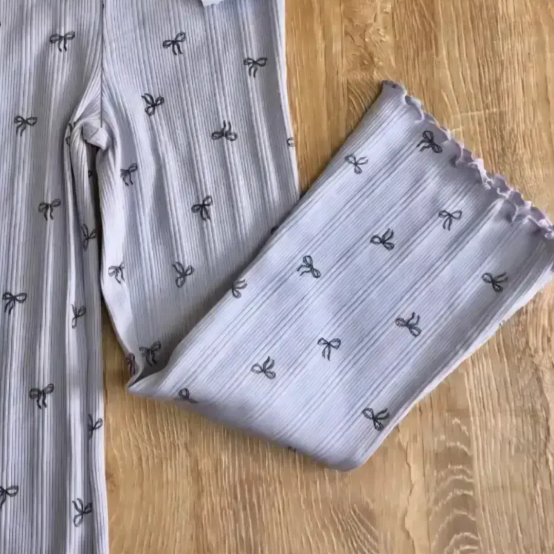 Leggins de canalé con lacitos color violeta