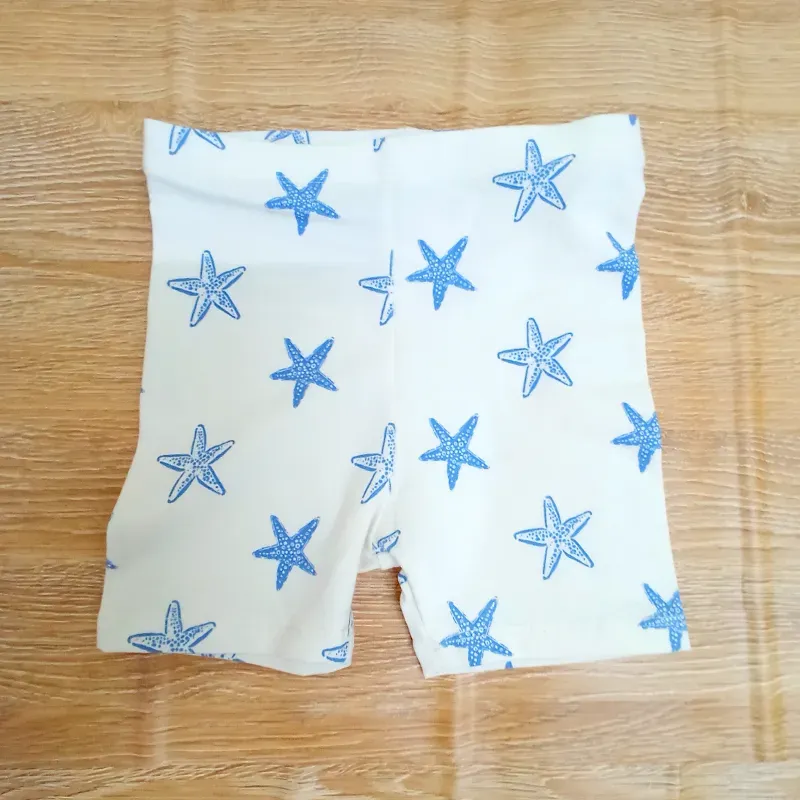 Leggins de color blanco con estrellas de mar azules