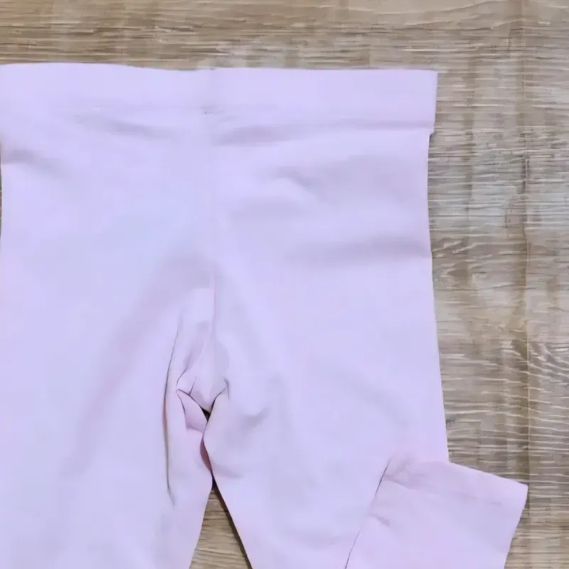 Leggins de color rosado con corazón