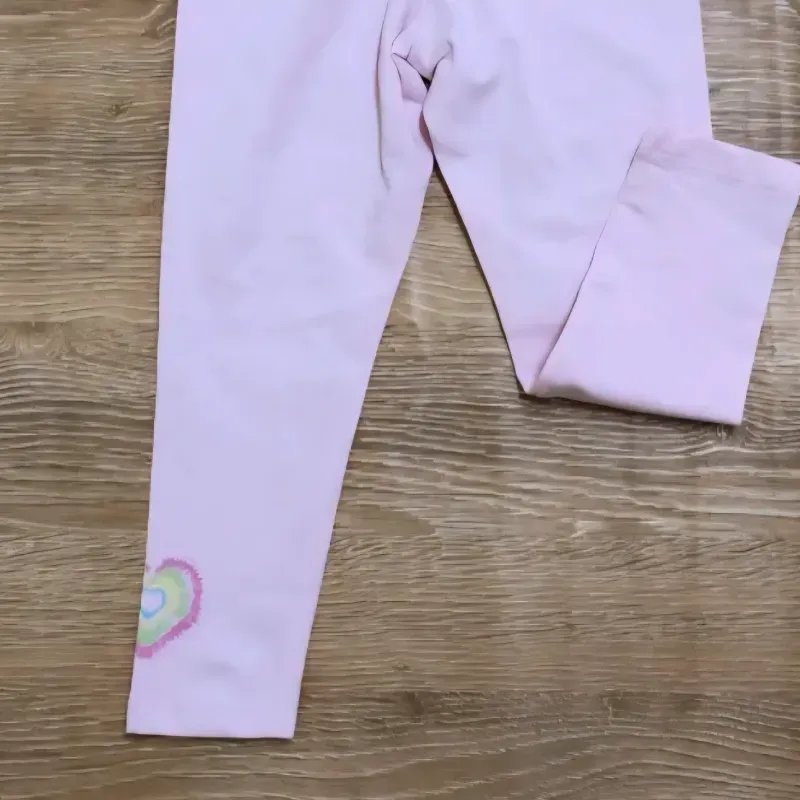 Leggins de color rosado con corazón