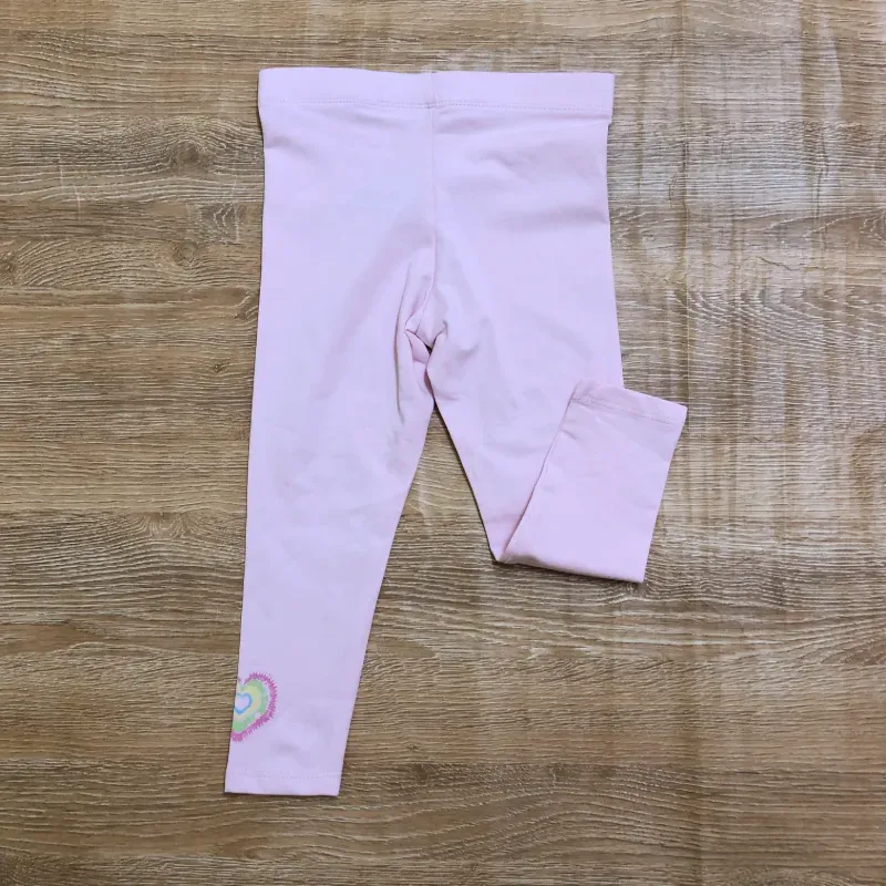 Leggins de color rosado con corazón 