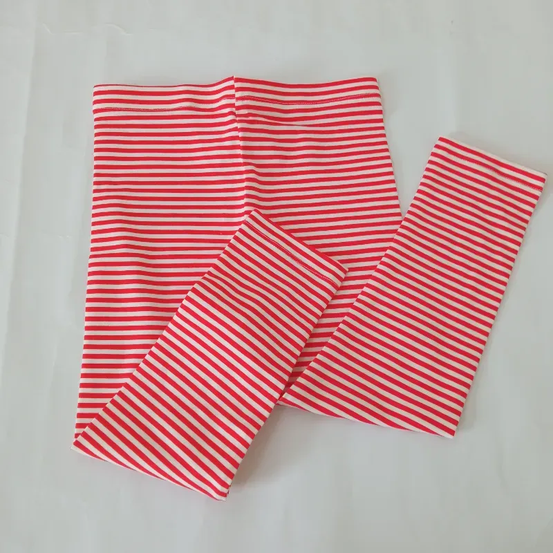 Leggins de rayas blancas y rojas 