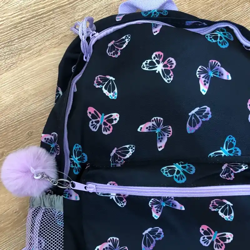 Mochila con mariposas y pompón 