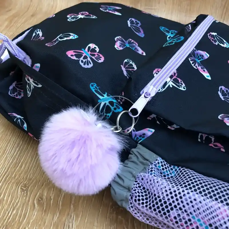 Mochila con mariposas y pompón 