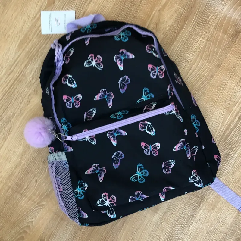 Mochila con mariposas y pompón 