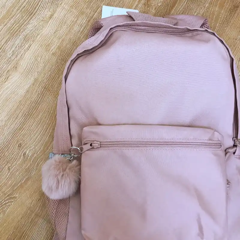 Mochila con pompón color rosado