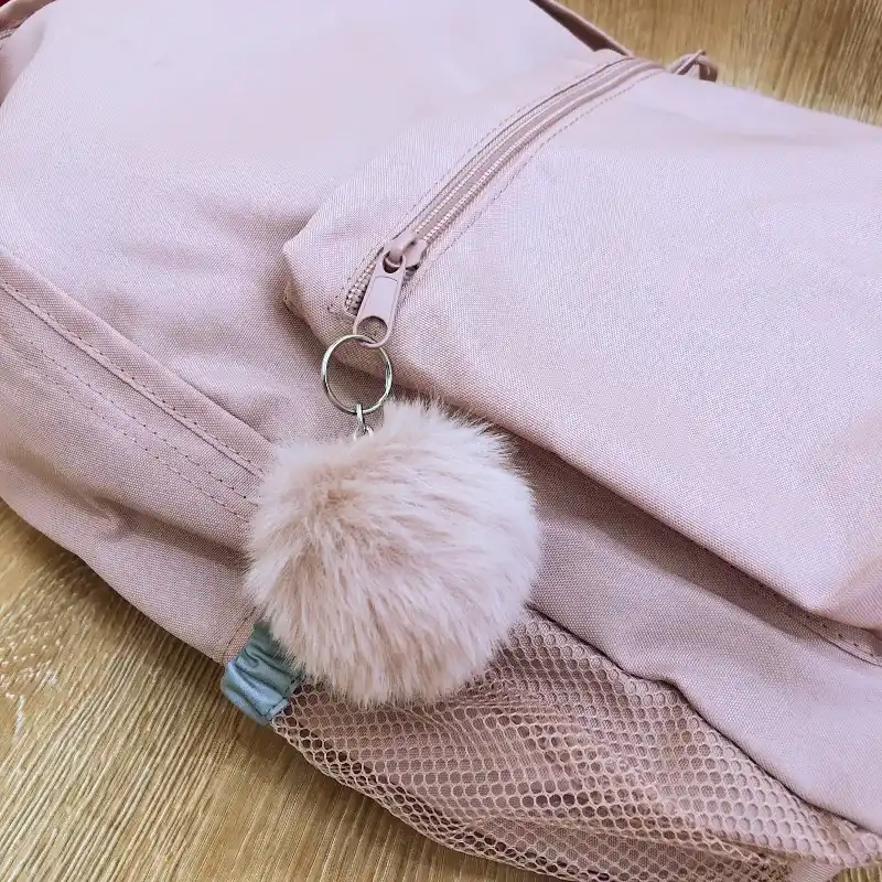Mochila con pompón color rosado