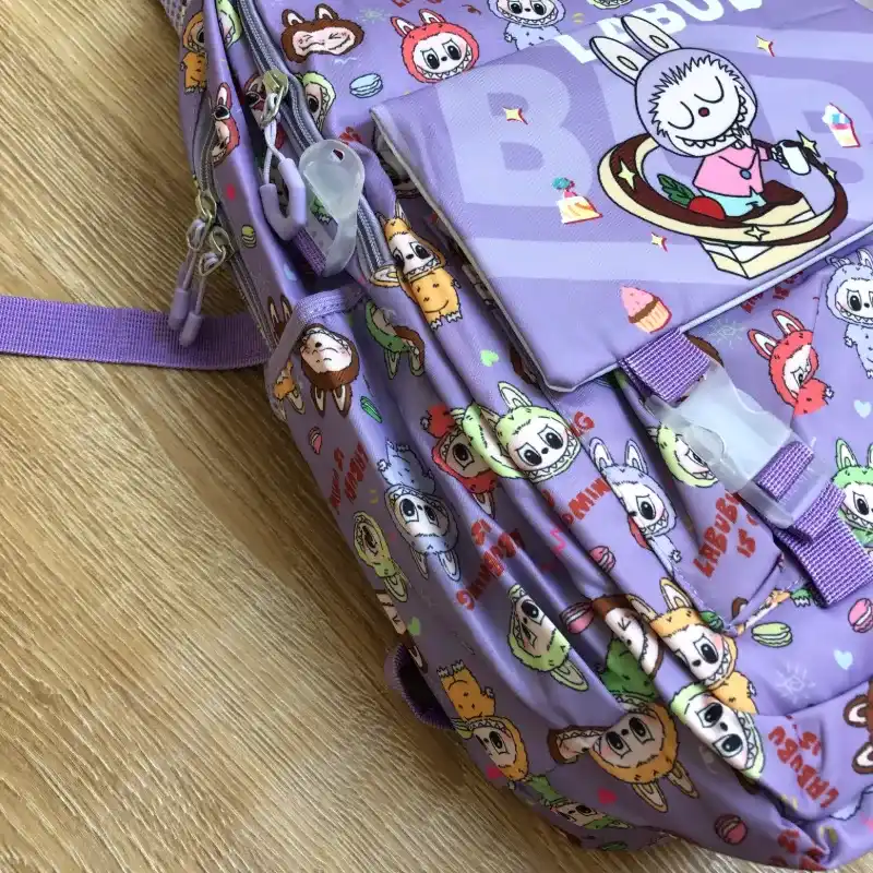 Mochila de Labubu color violeta