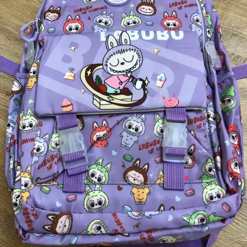 Mochila de Labubu color violeta