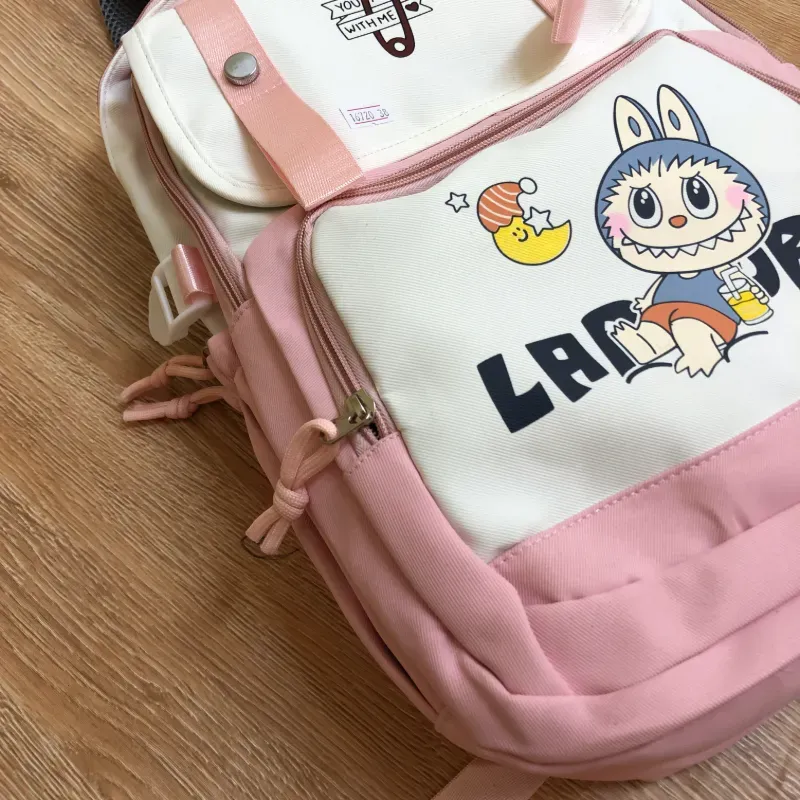 Mochila Labubu color rosado y blanco 