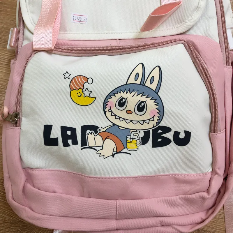 Mochila Labubu color rosado y blanco 