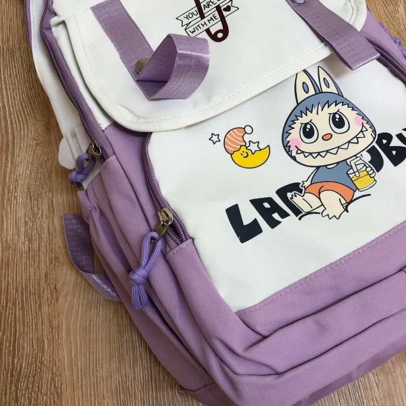 Mochila Labubu color violeta y blanco 