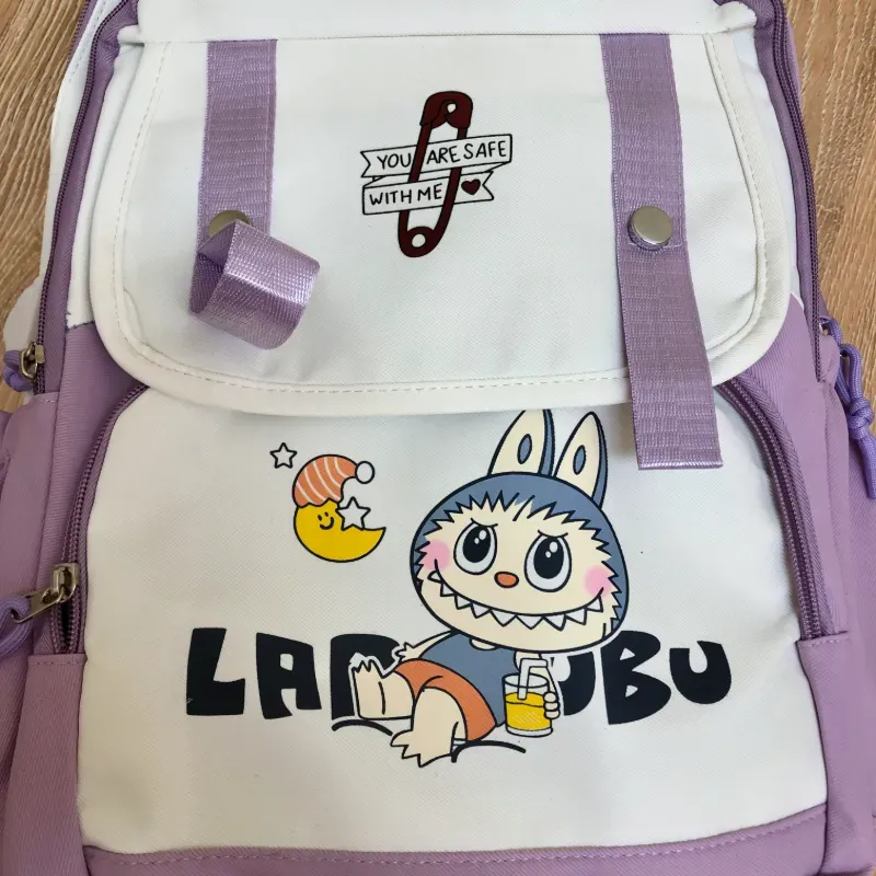 Mochila Labubu color violeta y blanco 