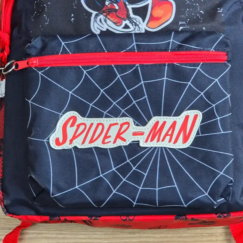 Mochila negra de Spiderman