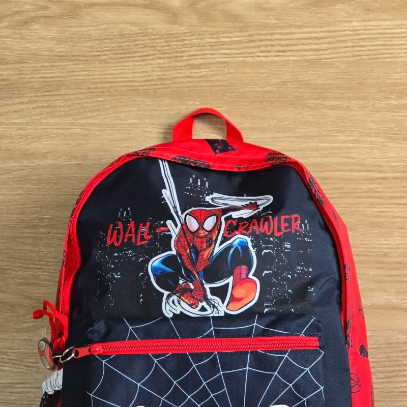 Mochila negra de Spiderman