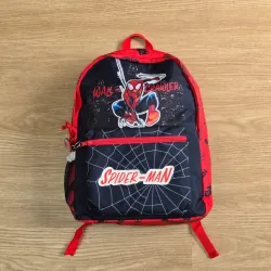 Mochila negra de Spiderman