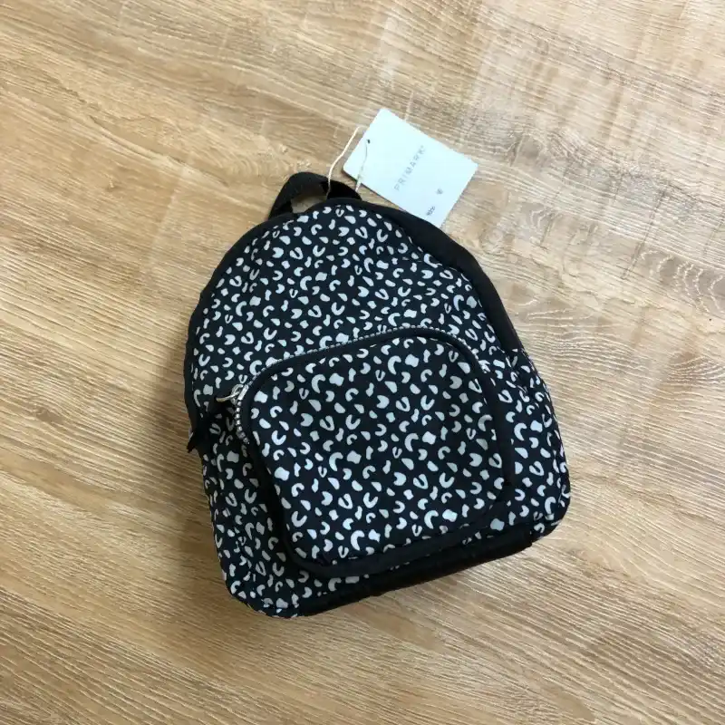 Mochila pequeña color negro