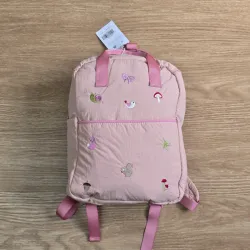 Mochila rosa con detalles bordados