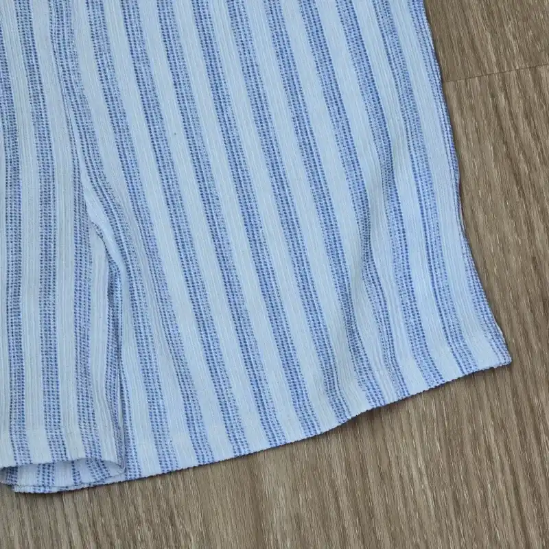 Mono azul de rayas blancas