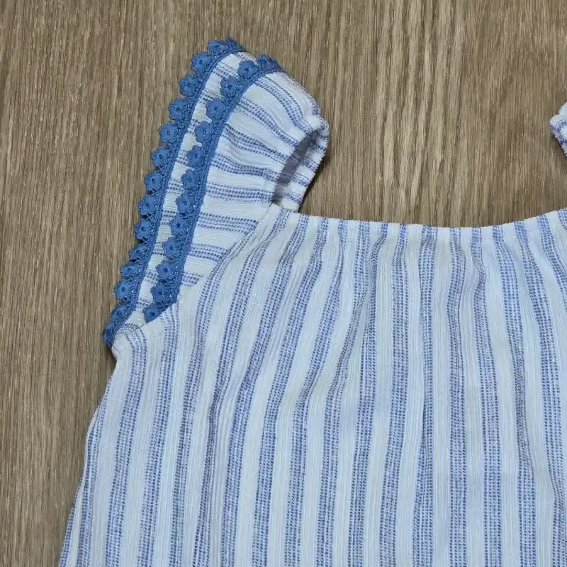 Mono azul de rayas blancas