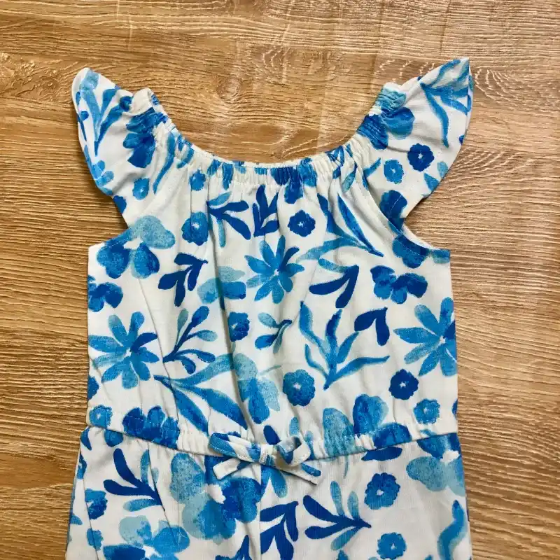 Mono con flores azules