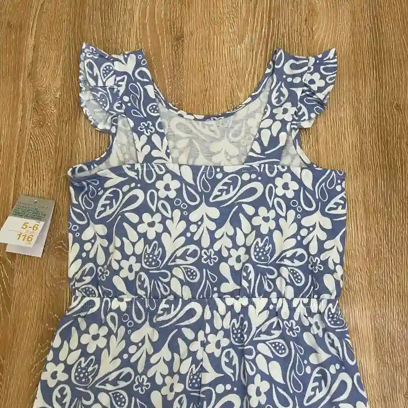 Mono de color azul con flores blancas