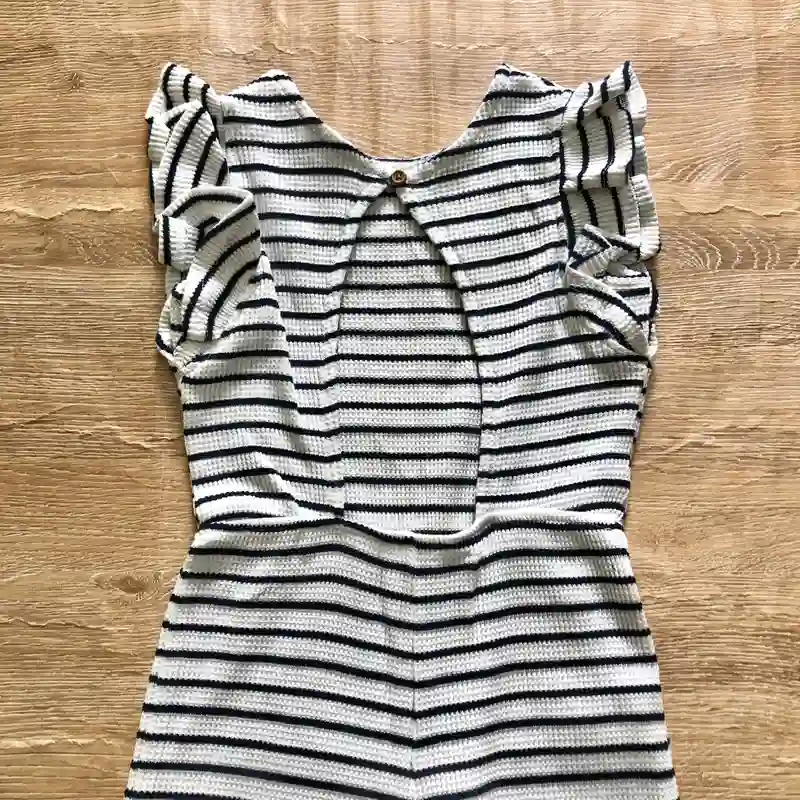 Mono Mango de rayas blancas y negras