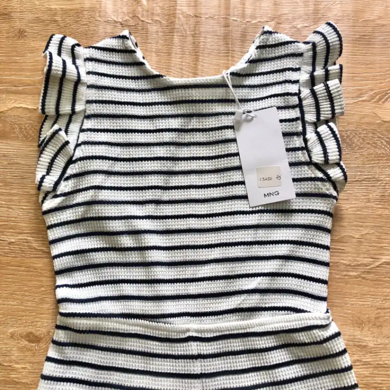 Mono Mango de rayas blancas y negras