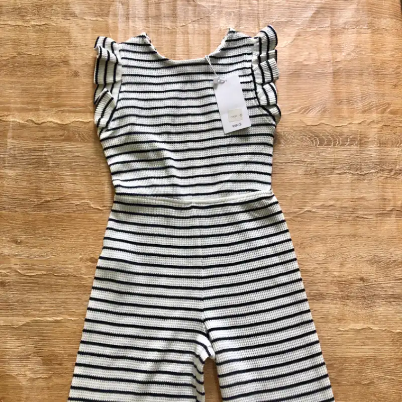 Mono Mango de rayas blancas y negras